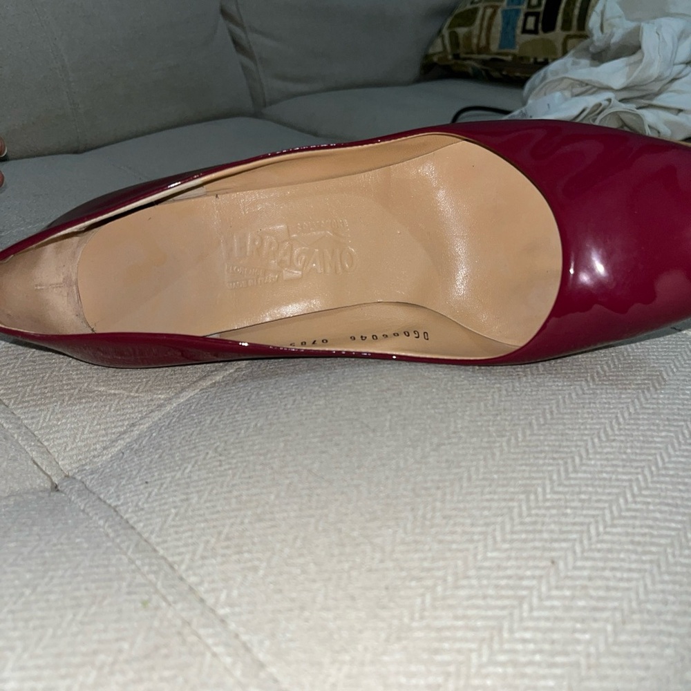 Salvatore Ferragamo Women’s Patent Leather Ruby Red Almond Toe Pumps US 9.5 M - Picture 3 of 8